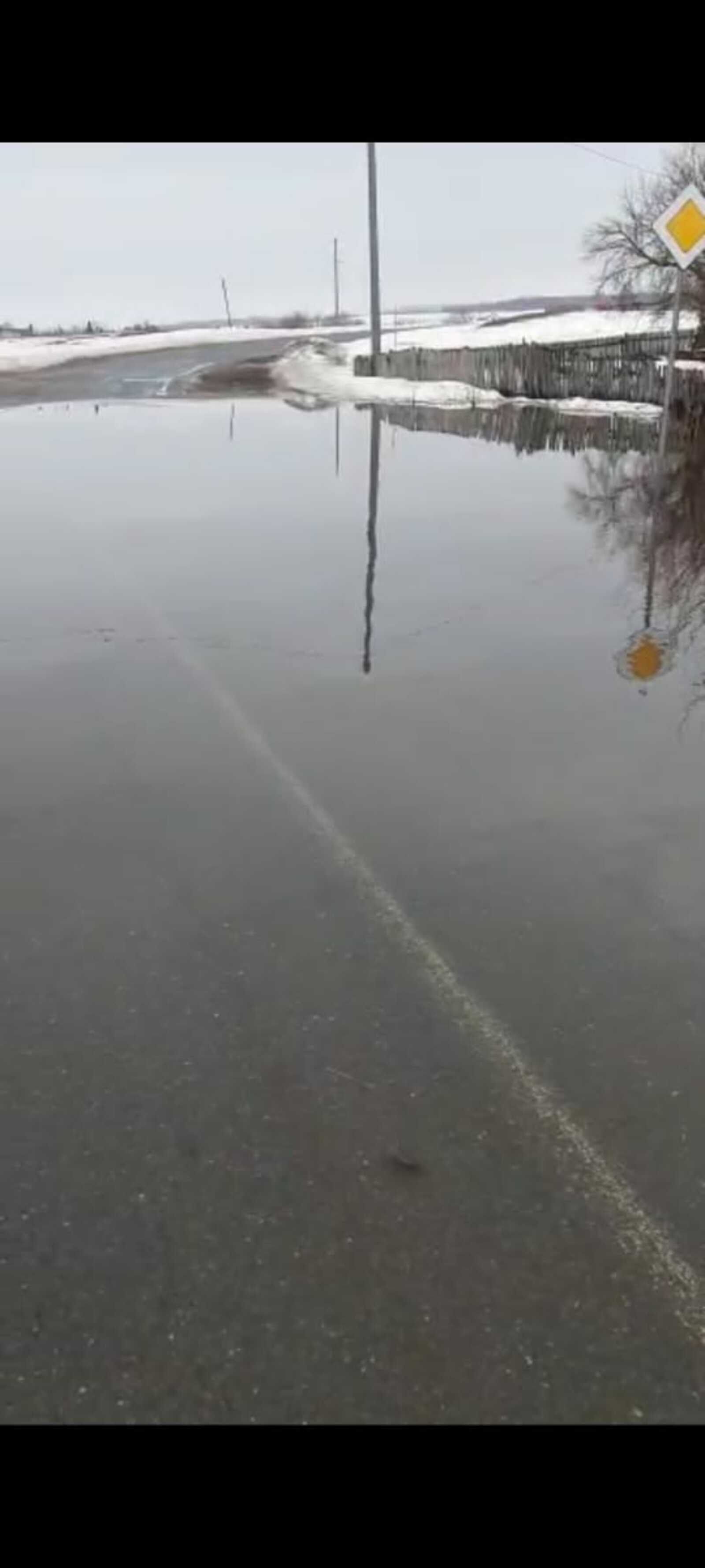 Талая вода может размыть асфальтовое покрытие дороги на въезде в село Верхние Термы Чишминского района