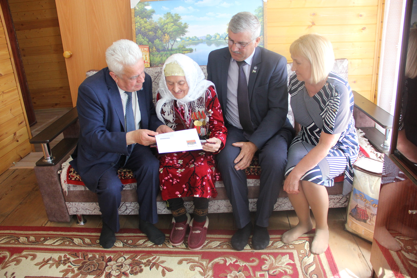 В Сафарово ветерана педагогического труда поздравили с 90-летием