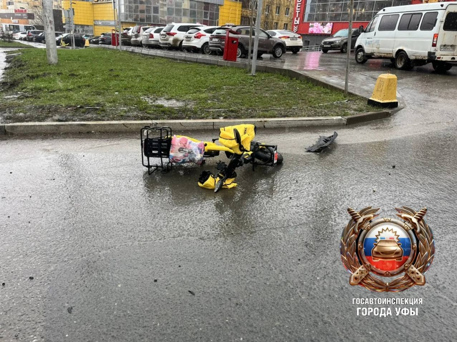 В Уфе иномарка сбила курьера на электровелосипеде