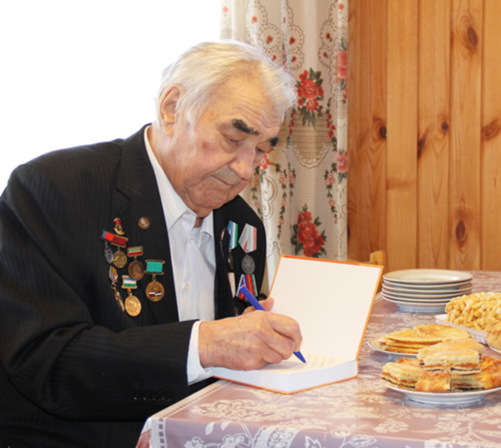 Риза Магазов подарил гостям свою книгу с автографом.