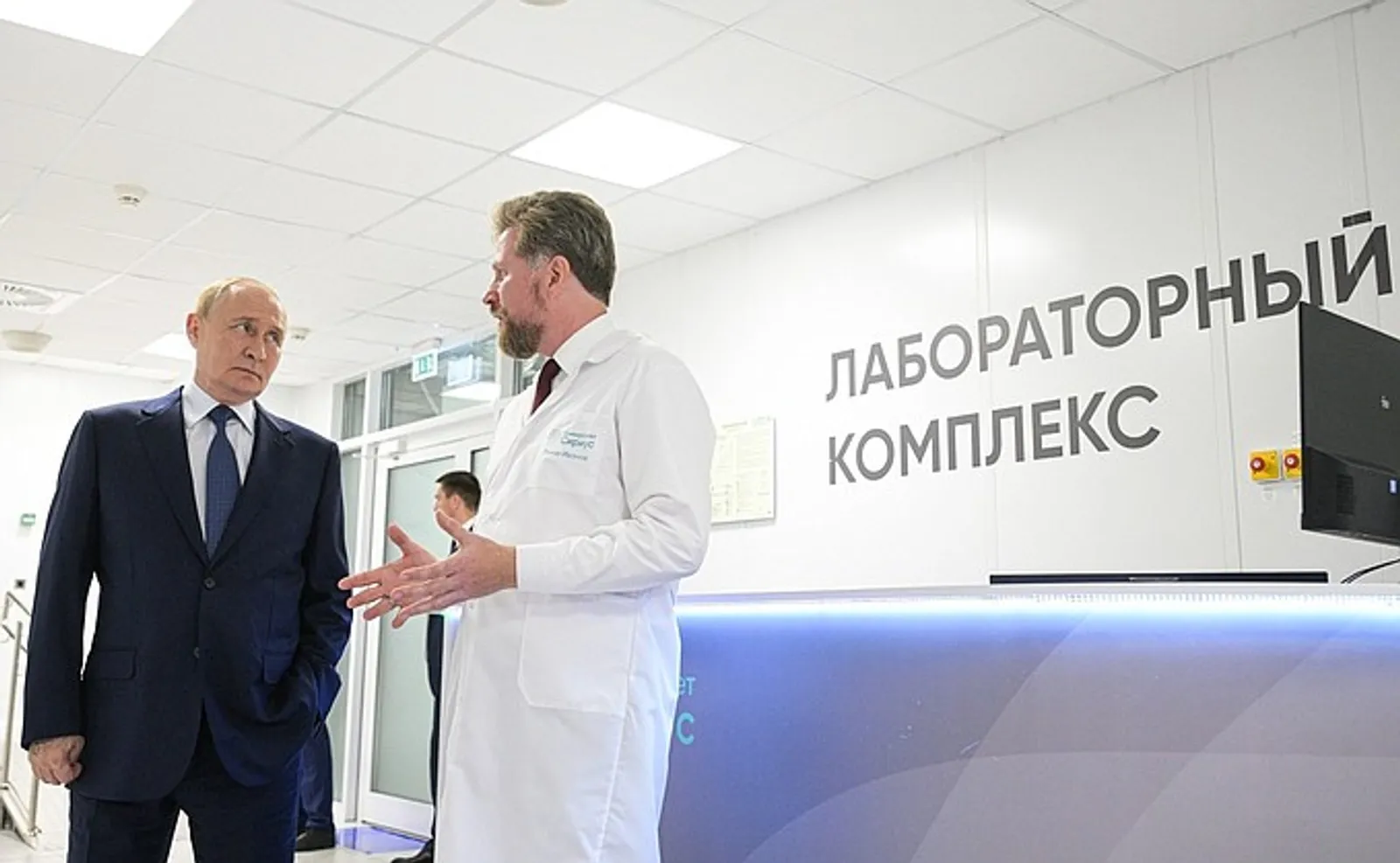 Владимир Путин посетил лабораторный комплекс университета «Сириус»