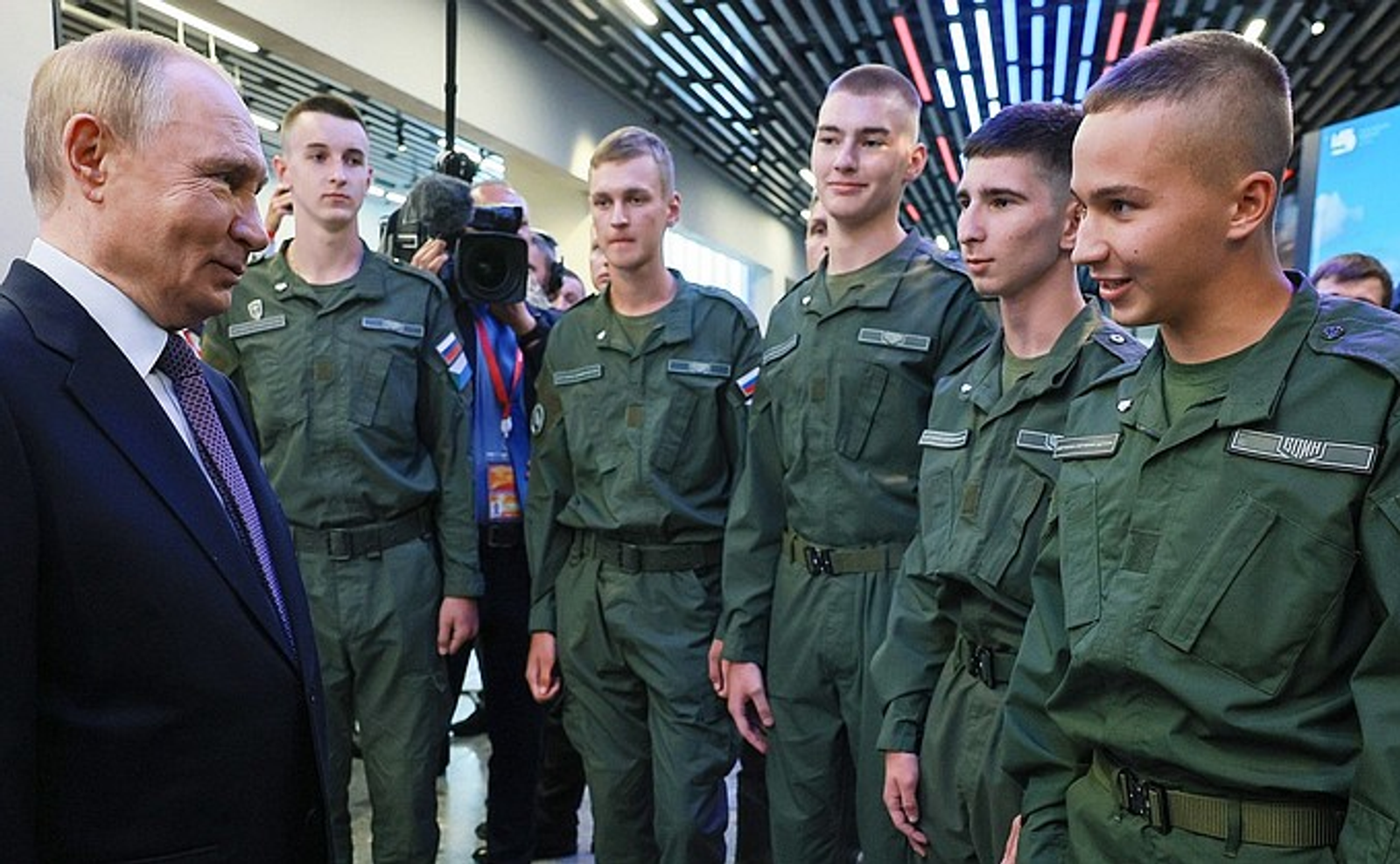 Владимир Путин ознакомился с экспозицией филиала Центра «Россия» во Владивостоке