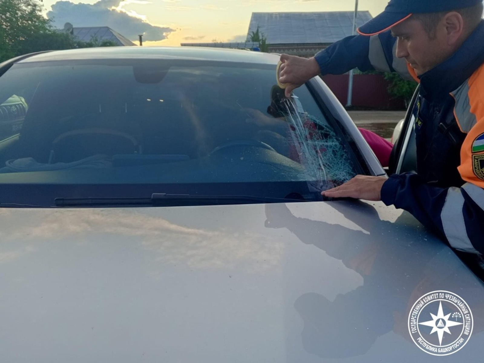 В Башкирии спасатели разрезали стекло автомобиля, чтобы спасти малыша