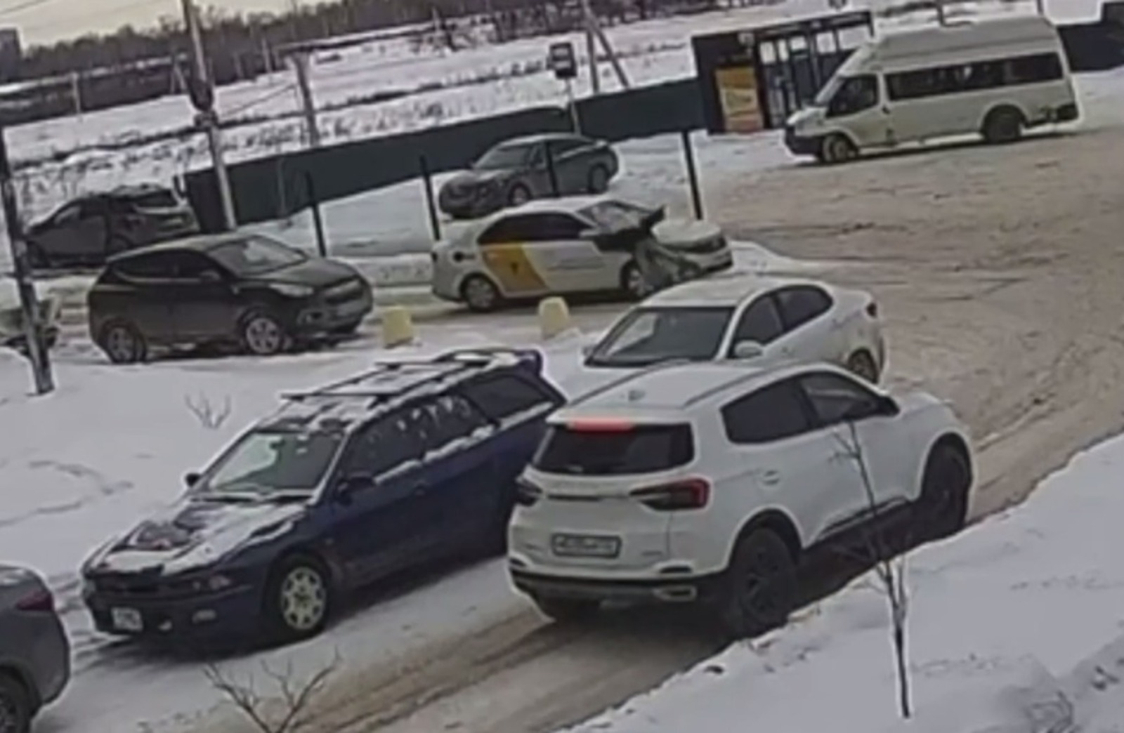 Девочка-подросток попала под колеса авто в Уфе