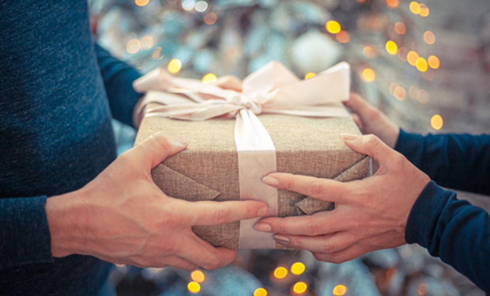 Сайта pixabay.com. В Рождественские дни обмениваются подарками.