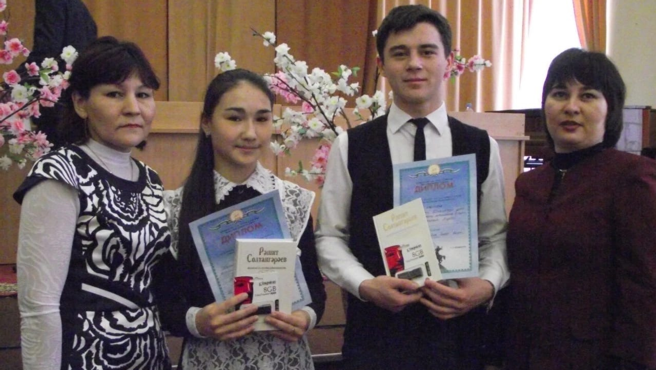 На фото Ляйсан Файзуллина со своими учениками - победителями межрегионального конкурса башкирского языка как государственного. 2015 год Фото предоставлено Л. Файзуллиной.