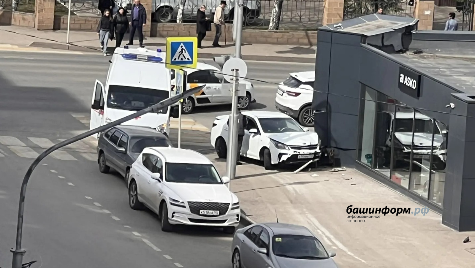 Иномарка протаранила магазин бытовой техники в Уфе