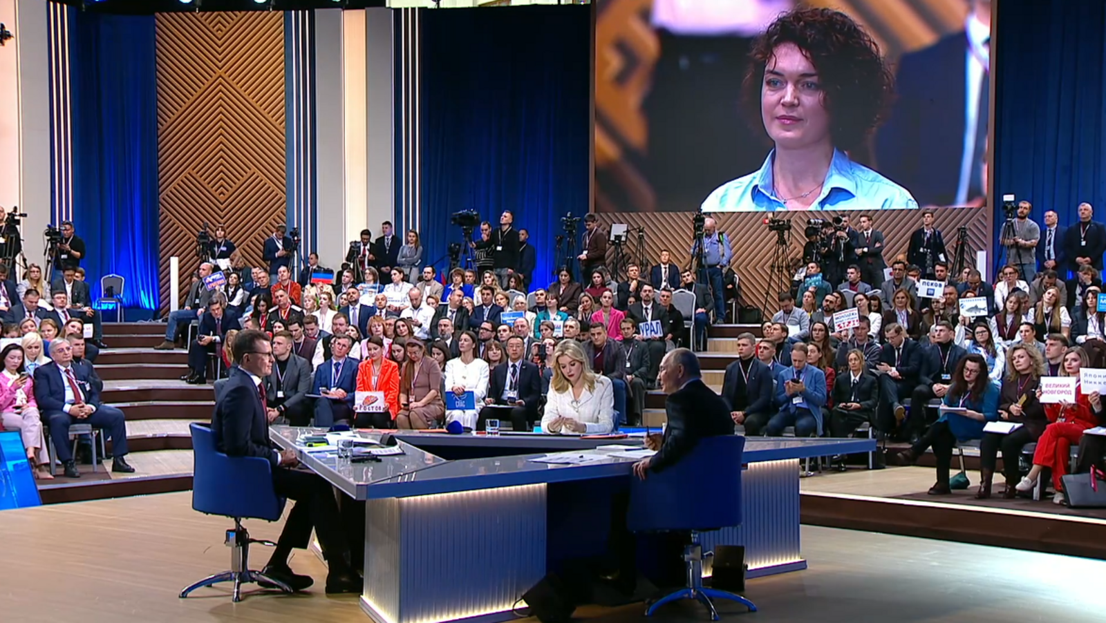 Путин: Люди не должны чувствовать снижения достатка в связи с рождением ребенка