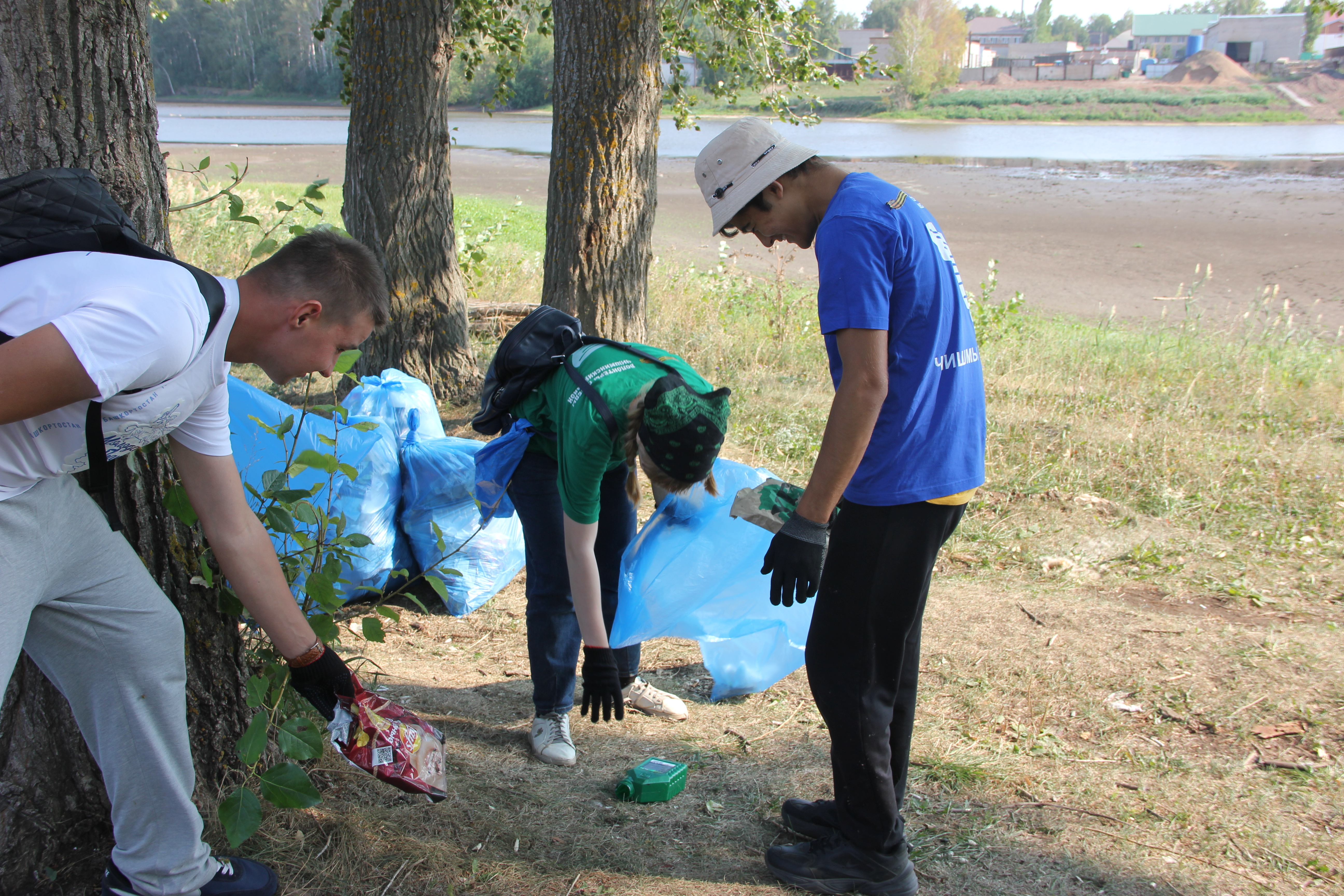 Около 60 больших мешков мусора собрали участники акции "Чистый берег" на берегу р. Калмашка