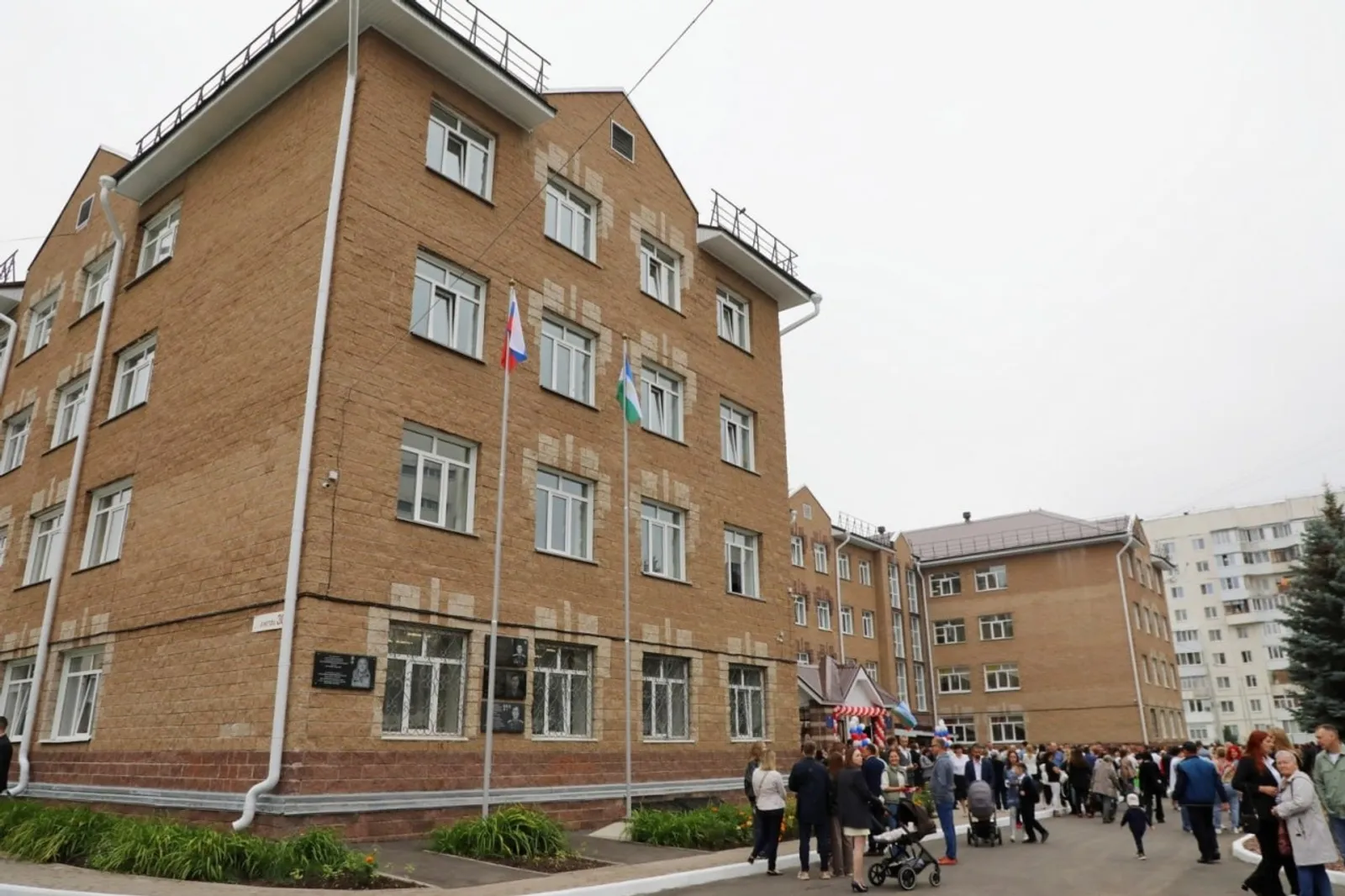 В Уфе после ремонта открылась школа № 4 в Затоне