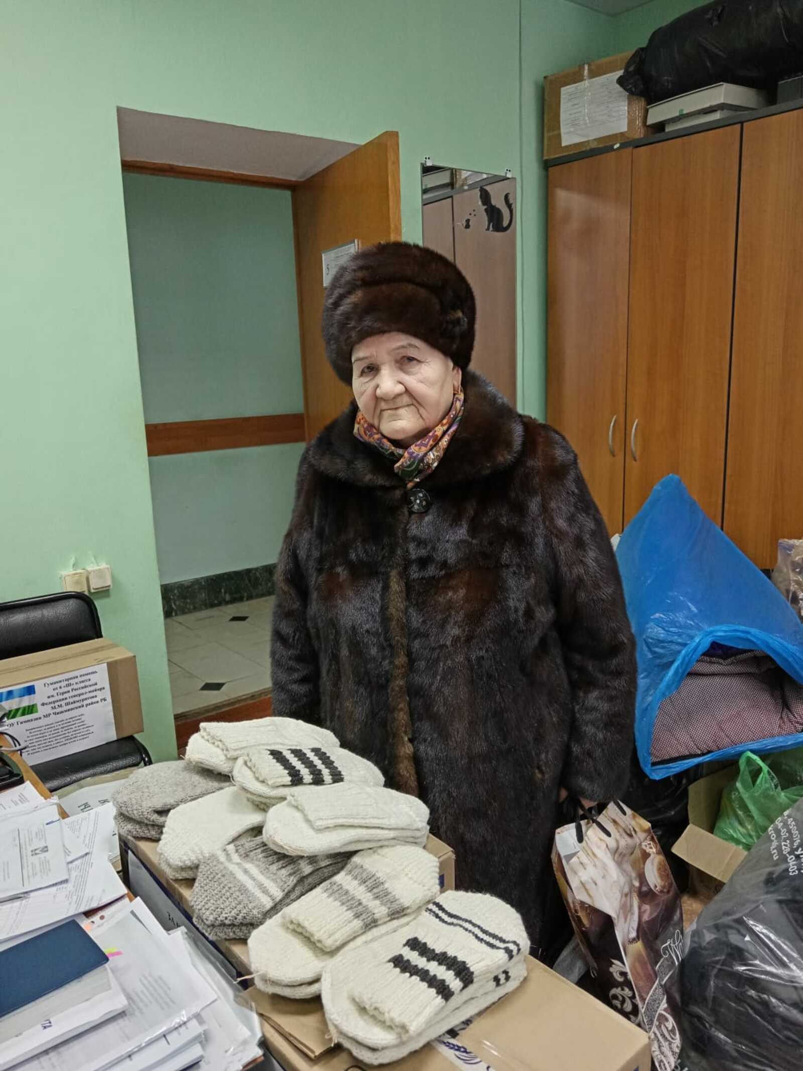 80-летняя чишминка Минигуль Латыпова вяжет теплые носки для бойцов СВО