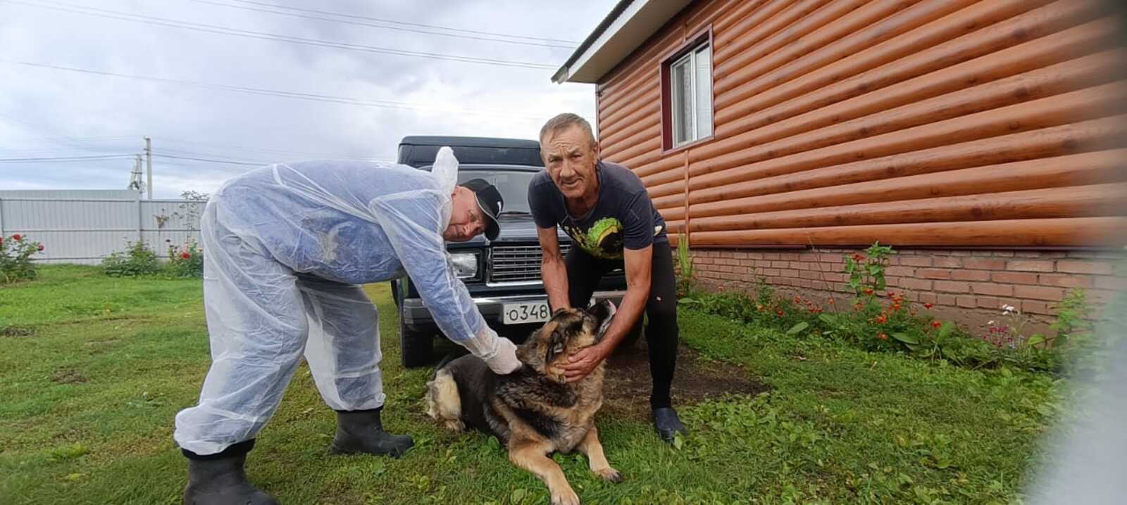 Жители села Еремеево, как семья Мансуровых на фото, активно вакцинируют животных