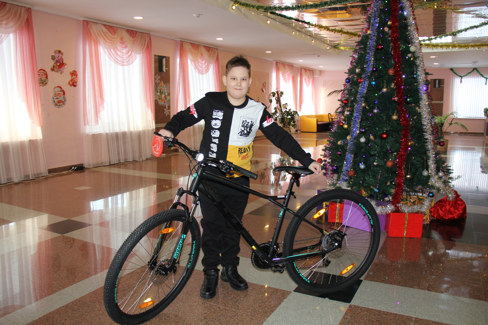 Новогодний подарок от Радия Хабирова доставлен и вручен 11-летнему чишминцу Евгению Буданову