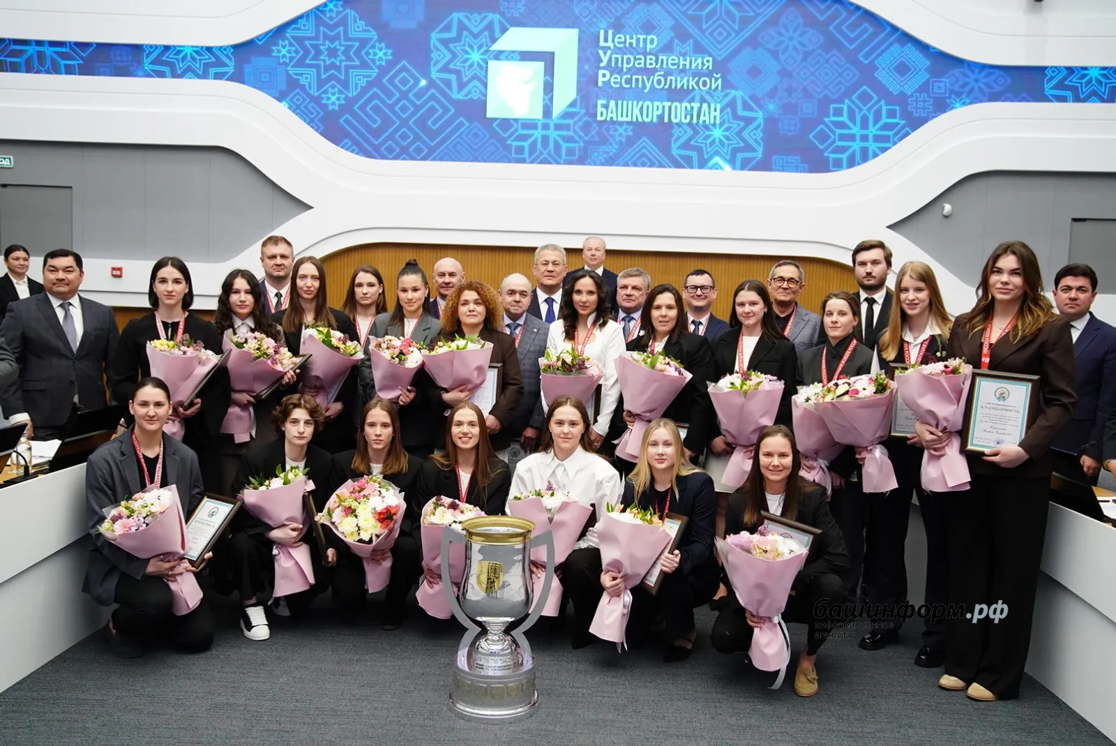 Радий Хабиров отметил заслуги хоккеисток «Агидели» за их выдающийся успех в ЖХЛ