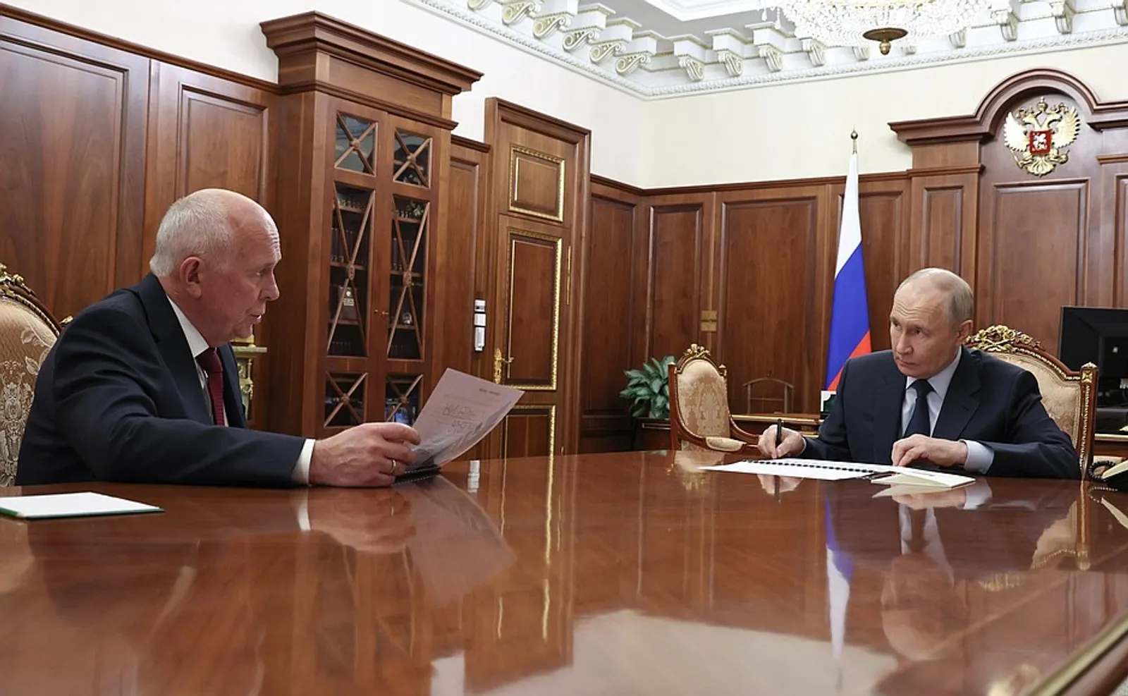 Владимир Путин встретился с Генеральным директором госкорпорации "Ростех"