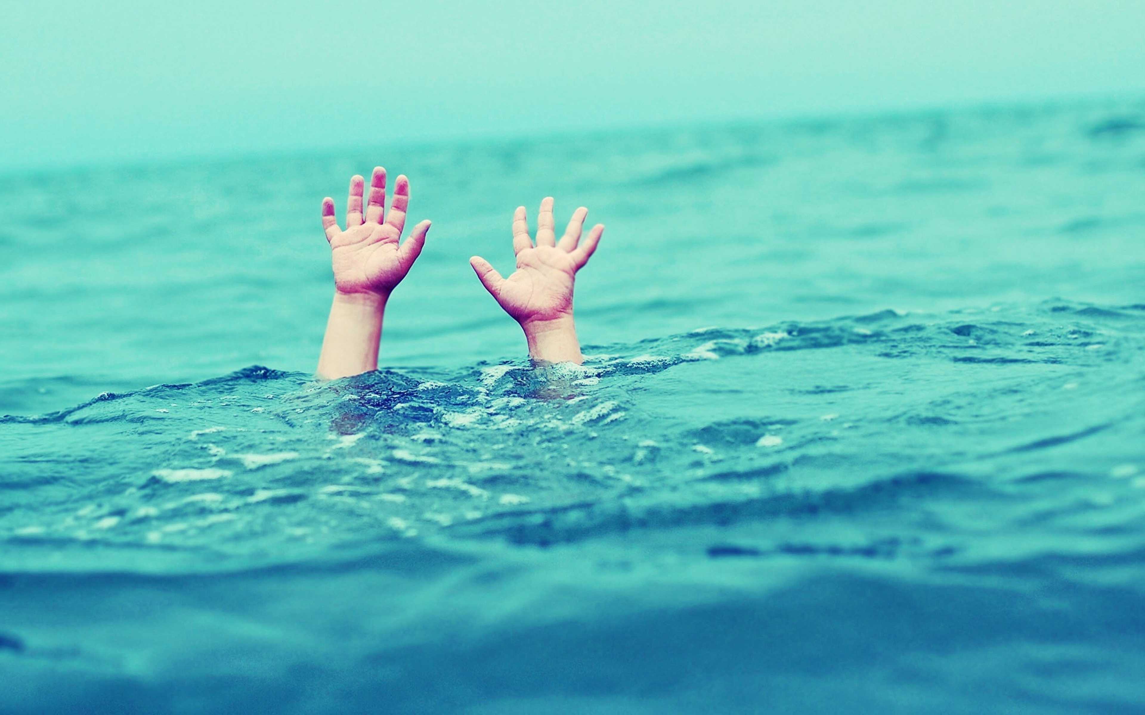 Понять утонуть. Тонущий человек. Рука из воды. Рука из воды тонет.